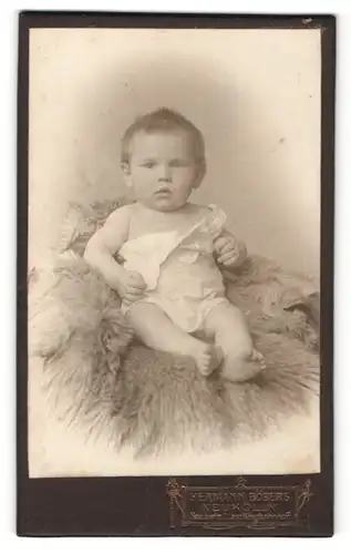 Fotografie Hermann Böbers, Neukölln, Niedlicher Säugling auf einem Fell