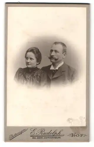 Fotografie E. Rudolph, Hof, Portrait eines gutbürgerlichen Paares