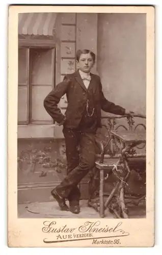 Fotografie Gustav Kneisel, Aue i. Erzgeb., Bürgersohn im Anzug mit Fliege