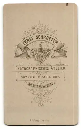 Fotografie Ernst Schroeter, Meissen, Süsses Mädchen an einem Kinderstuhl