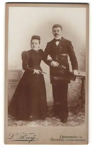 Fotografie L. Kny, Ebersbach i. S., Junges Paar in eleganter Kleidung