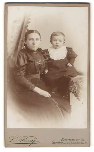 Fotografie L. Kny, Ebersbach i. S., Portrait einer Bürgerlichen mit ihrem Kind