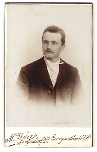 Fotografie M. Weber, Neugersdorf i. S., Bürgerlicher in elegantem Anzug mit Krawatte