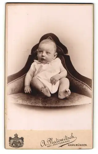 Fotografie A. Platowitsch, Hann. Münden, Portrait eines Säuglings in einer Sitzecke