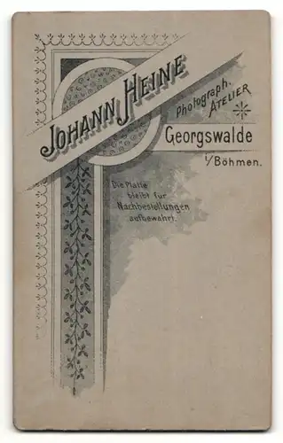 Fotografie Johann Heine, Georgswalde i. B., Mädchen mit lockigem Haar in einem weissen Kleid