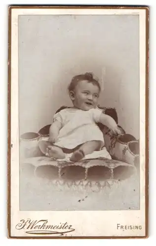 Fotografie J. Werkmeister, Freising, Portrait niedliches Kleinkind im weissen Hemd auf Sessel sitzend