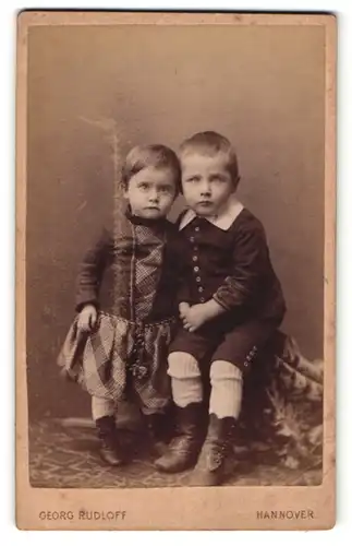 Fotografie Georg Rudloff, Hannover, Portrait Brüderchen u. Schwesterchen im hübschen Kleid sich an den Händen haltend