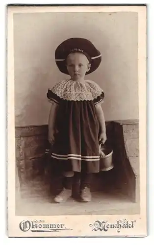 Fotografie Olsommer, Neuchatel, Portrait kleines Mädchen im hübschen Kleid mit Mützenband u. Eimer