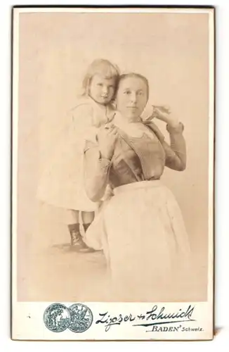 Fotografie Zipser & Schmidt, Baden, Portrait stolze Mutter u. kleines Mädchen im hübschen Kleid