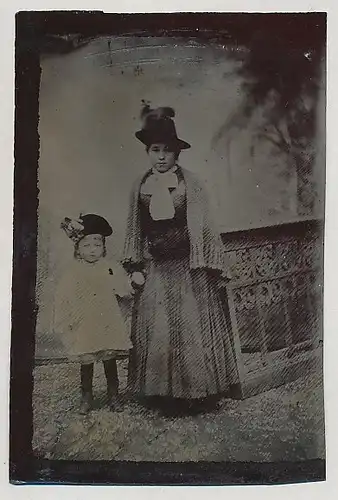 Fotografie Ferrotypie junge Dame im feiner Sonntagsbekleidung nebst kleinem Mädchen mit Hut