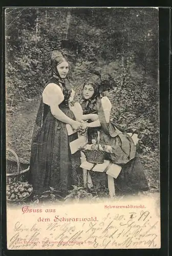 AK Mädchen in Schwarzwaldtracht im Wald