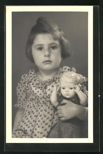 AK Kleines Mädchen mit Puppe im Arm