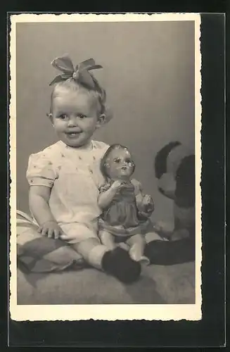 AK Lachendes Mädchen mit Puppe