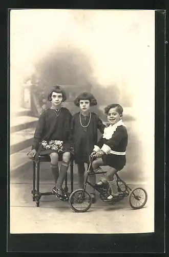 AK Knabe auf einem Dreirad mit zwei Mädchen