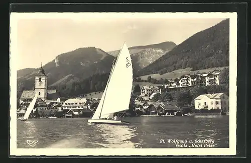 AK St. Wolfgang, Ortsansicht mit Schafberg, rechts Hotel Peter