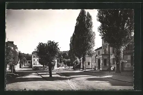 AK Marnes-la-Coquette, La Mairie et la Place