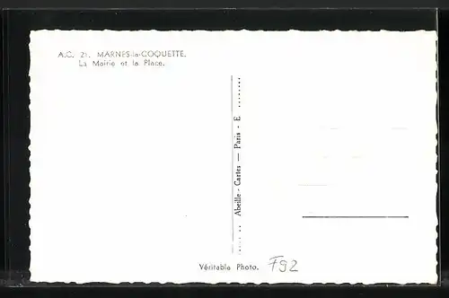 AK Marnes-la-Coquette, La Mairie et la Place