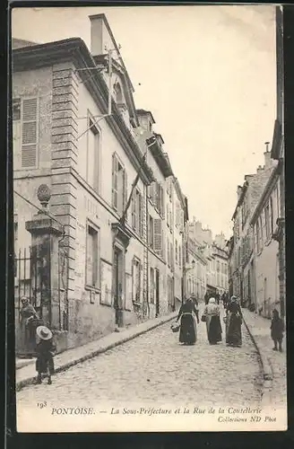 AK Pontoise, La Sous-Préfecture et la Rue de la Coutellerie