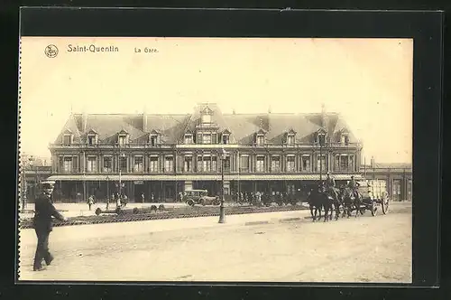 AK Saint-Quentin, La gare, Partie am Bahnhof mit Pferdekutschen