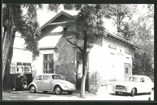 AK VW-Käfer und Peugeot vor einem Haus