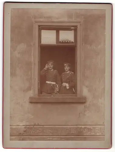 Fotografie unbekannter Fotograf, zwei Frauen in Uniform von Garde-Regiment an Fenster