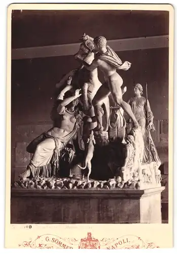 Fotografie G. Sommer, Napoli, Figurengruppe von unbek. Künstler mit Stier, Museo di Napoli