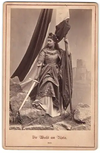 Fotografie Die Wacht am Rhein, Germania mit Schwert, Darstellerin in Kostüm