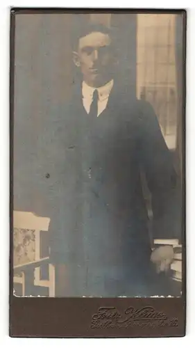 Fotografie Fritz Kluger, Geithain, Portrait dunkelhaariger junger Mann mit Krawatte im Anzug