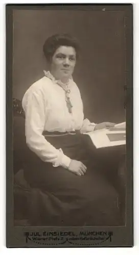 Fotografie Jul. Einsiedel, München, Portrait dunkelhaarige Dame mit Buch und Rüschen am Blusenkragen