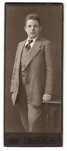 Fotografie Georg Meyer, Braunschweig, Portrait stattlicher junger Mann mit Krawatte im Anzug