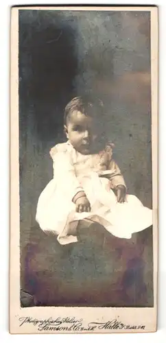 Fotografie Atelier Samson & Co, Halle / Saale, Portrait süsses Kleinkind im weissen Kleidchen mit Rüschen