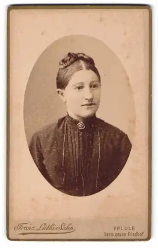 Fotografie Franz Lüthi, Feldle, Portrait dunkelhaarige junge Frau mit hochgebundenem Haar