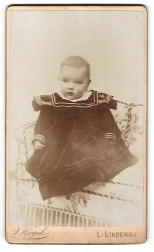 Fotografie V. Högel, Leipzig-Lindenau, Portrait bezauberndes Kleinkind im hübschen Kleidchen