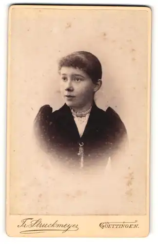 Fotografie Fr. Struckmeyer, Göttingen, Portrait hübsches Fräulein mit zurückgebundenem Haar