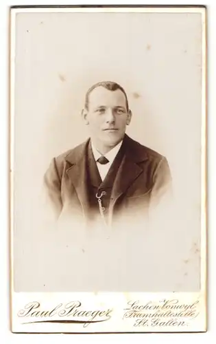 Fotografie Paul Praeger, Lachen Vonwyl, Portrait junger Mann in Ausgehkleidern