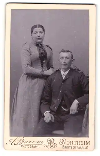 Fotografie A. Basmann, Northeim, Portrait junge Eheleute modisch gekleidet