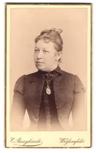 Fotografie E. Burghardt, Weissenfels, Frau mit schöner Halskette