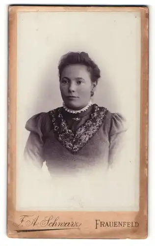 Fotografie F.A. Schwarz, Frauenfeld, Zeitgenössisch gekleidete Frau im Porträt