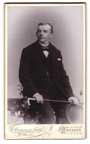 Fotografie H. Schulze, Dresden, Portrait junger Mann mit Spazierstock