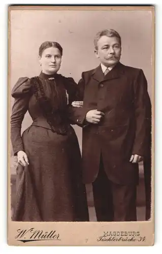 Fotografie W. Müller, Magdeburg, Portrait Ehepaar in modischen Kleidern