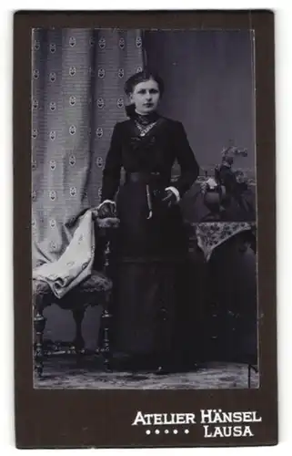 Fotografie Atelier Hänsel, Lausa, Junge Frau im schwarzen Kleid mit Buch in Händen