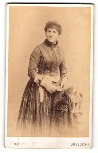 Fotografie G. Karsch, Dresden-N., Portrait hübsche Dame mit lockigem Haar im Kleid