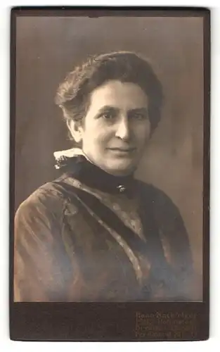 Fotografie Atelier Hahn, Dresden-Altstadt, Portrait betagte Dame mit Rüschenkragen