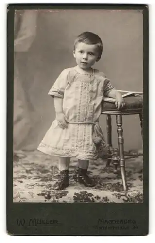 Fotografie W. Müller, Magdeburg, Portrait niedliches kleines Mädchen in Schnürschuhen