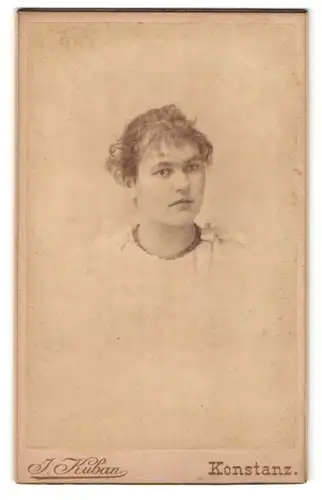 Fotografie J. Kuban, Konstanz, Portrait bezauberndes Fräulein mit lockigem Haar und Halskette