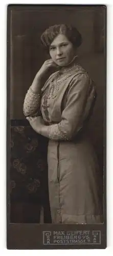 Fotografie Max Seifert, Freiberg i. S., Portrait bezauberndes Fräulein mit welligem Haar im bestickten Kleid