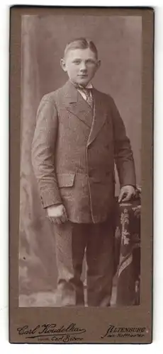 Fotografie Carl Koudelka, Altenburg / S. A., Portrait blonder Knabe im grauen Anzug