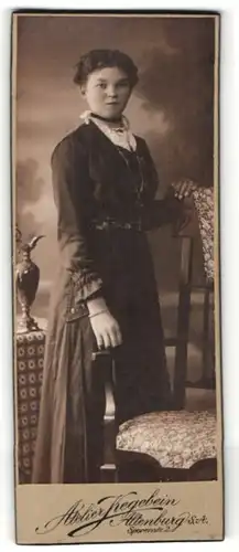 Fotografie Atelier Kegebein, Altenburg / S. A., Portrait dunkelhaarige junge Frau mit Halskette