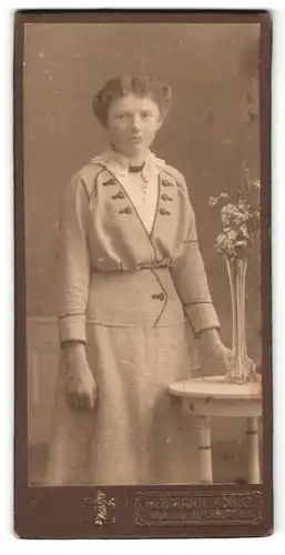 Fotografie Hermann König, Altenburg / S. A., Portrait blondes Fräulein im karierten Kleid mit Rüschenkragen