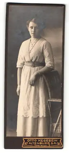 Fotografie Otto Kegebein, Altenburg / S. A., Portrait wunderschöne junge Frau im bestickten Kleid